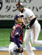 １回表巨人２死、アルフォンゾに先制本塁打を浴び、打球を見送る杉内