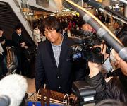 来日したＷＢＣ韓国代表の李大浩は報道陣に囲まれる
