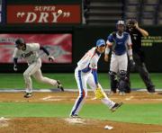 6回表西武2死一、二塁、金広鉉(中央)は黒瀬の遊ゴロに飛びつく