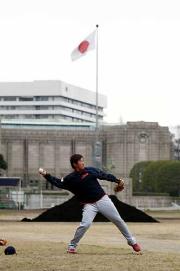 神宮絵画館前の日の丸を背にキャッチボールする松坂(撮影・加藤哉)