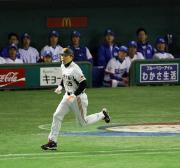 巨人2死一、三塁、先制2点適時二塁打を放ち韓国ベンチ前を走り抜ける李