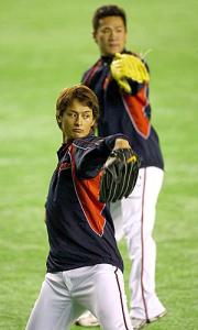 外野で遠投するダルビッシュ(手前)と田中将大(撮影・浅見桂子)