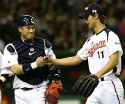 ダルビッシュ(右)は初回をピシャリと抑え城島とグータッツチ