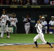 イチローは二飛に終わり打球を見上げる。左から2人目は原監督