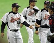 捕手阿部（右）から笑顔でウイニングボールを受け取る原監督