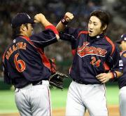 １回表、２打点を放った内川（右）は、中島とエルボータッチ