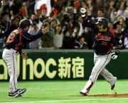 ３点左翼越え本塁打を放った村田はガッツポーズで三塁ベースを回る