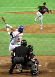 松坂は前打席で本塁打を浴びた４番金泰均を右飛に仕留める