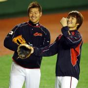 東京ドームの外野で杉内（右）と談笑する松坂（撮影・浅見桂子）