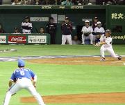最終打者となった小笠原がバットを折られて一ゴロに倒れる