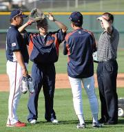 練習を終え、山田コーチ（右から２人目）ら関係者と話し込む松坂