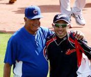 イチローはカブス・ピネラ監督(左)と再会し笑みがこぼれた