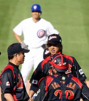 9回裏無死一塁、藤川は田口(後方)に適時二塁打を打たれる