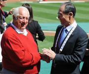 キューバ対日本戦に訪れ、ラソーダ氏と握手する王氏（撮影・菅敏）