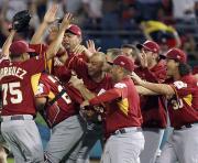 最後を締めたロドリゲス（左端）と大喜びのベネズエラの選手たち（ＡＰ）