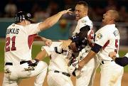 サヨナラ打を放ったライトはナインから手荒い祝福を受ける(AP)