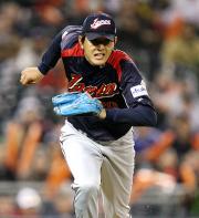 ５回裏、パレの一塁ゴロにダッシュする岩隈（撮影・加藤哉）