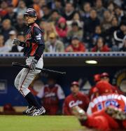 イチローは送りバントを試みるが、グリエルがキャッチ（撮影・菅敏）