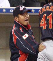 ４回表、小笠原の中飛失策で生還した稲葉を出迎える原監督