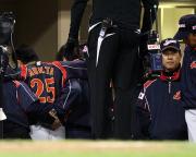 ４回表、村田の退場に心配そうな顔を見せる原監督（撮影・加藤哉）