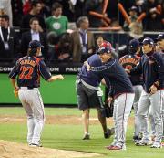 韓国を下して１位通過を決め、松坂（中央）は笑顔で藤川を迎える