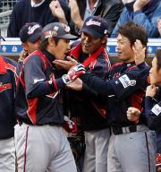 内川は同点ソロ本塁打を放ち、青木らにアゴをなでられ迎えられる