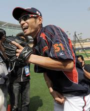 練習を終えたイチローは、笑顔を見せながら引き揚げた（撮影・菅敏）