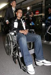 右太もも肉離れでチームを離脱、帰国した村田は車いすで空港内を移動した