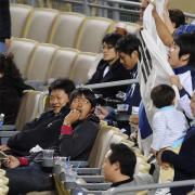 ベネズエラ対韓国戦を偵察する岩隈（左から２人目）