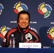試合後の会見で笑顔を見せる原監督（撮影・加藤哉）