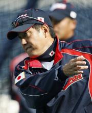 前日練習でノックをする原監督（共同）