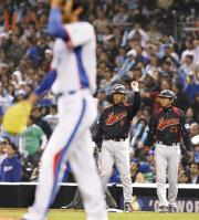 ８回、勝ち越し適時打を放ち、一塁上でガッツポーズする小笠原（共同）
