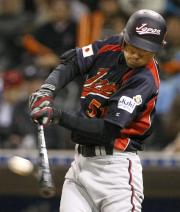 ９回日本無死、イチローが右中間に二塁打を放つ（共同）
