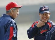 練習前、米国のジョンソン監督と話す原監督（共同）