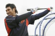 日本代表に合流し打撃練習を行う広島栗原（共同）