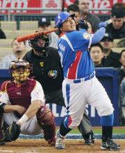 ２回韓国１死二塁、金泰均が左越えに２ランを放つ（共同）