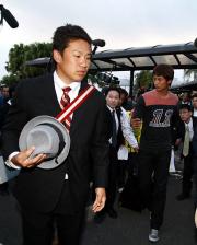 宮崎入りしたダルビッシュ（右）と田中（撮影・加藤哉）
