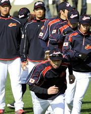 ＷＢＣ日本代表合宿がスタートし、ダッシュするイチロー（手前）（共同）