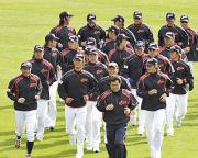 ＷＢＣに向けた合宿がスタートし、ランニングする代表候補選手（共同）