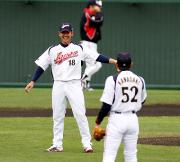 「西武ライオンズ松坂大輔」と紹介され苦笑いする松坂（撮影・鹿野芳博）