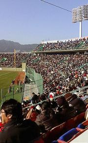 試合開始数時間前にもかかわらず、スタジアムは超満員（撮影・福田豊）