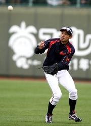 打撃練習で右翼飛球をキャッチするイチロー（撮影・加藤哉）
