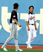前日調整を行った藤川球児はダルビッシュ有（左）と談笑（撮影・加藤哉）