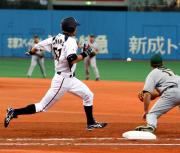 【日本－豪州】３回、イチローは二塁内野安打で出塁（撮影・加藤哉）