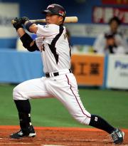 【日本－豪州】２回、岩村は勝ち越しの犠飛を放つ（撮影・田崎高広）