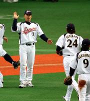 【日本－豪州】快勝し選手を出迎える城島（撮影・浅見桂子）