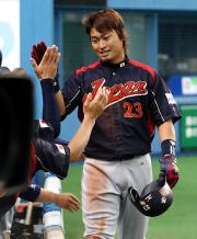 【日本－豪州】４回、青木が生還しナインとタッチ（撮影・加藤哉）