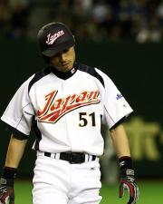 【日本－西武】６回、一塁で首をひねるイチロー（撮影・加藤哉）