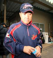練習を終え引き揚げる原監督(撮影・野上伸悟)