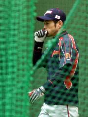 寒さで手を温めながら体を動かすイチロー(撮影・加藤哉)